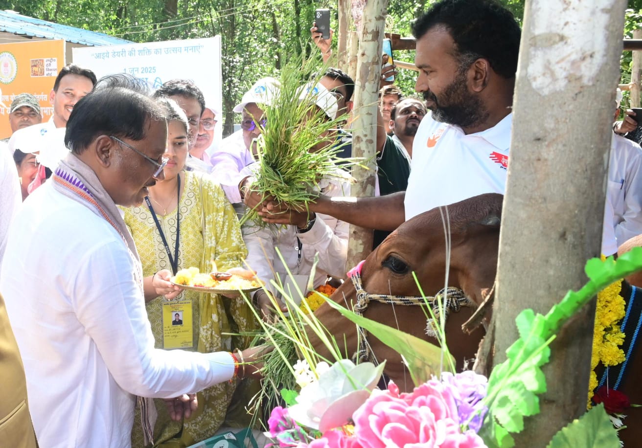 मुख्यमंत्री श्री विष्णुदेव साय ने दुधारू पशु प्रदाय योजना का किया शुभारंभ,